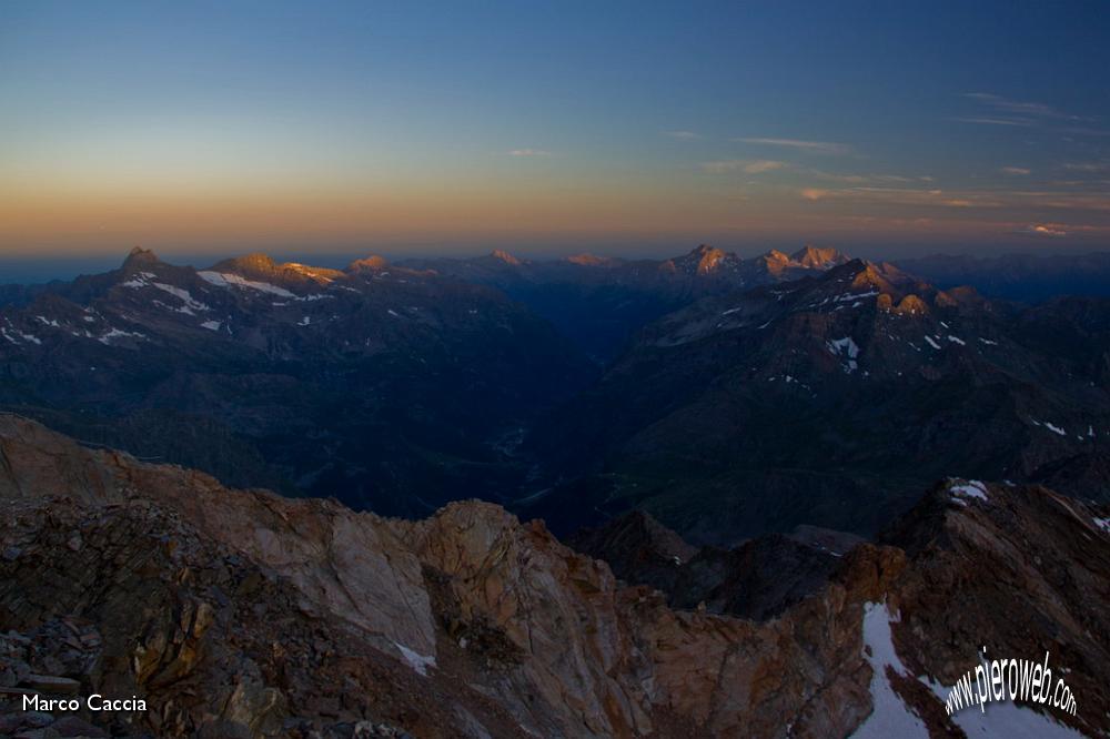 18_Ultimi raggi sui monti sopra Gressoney.JPG